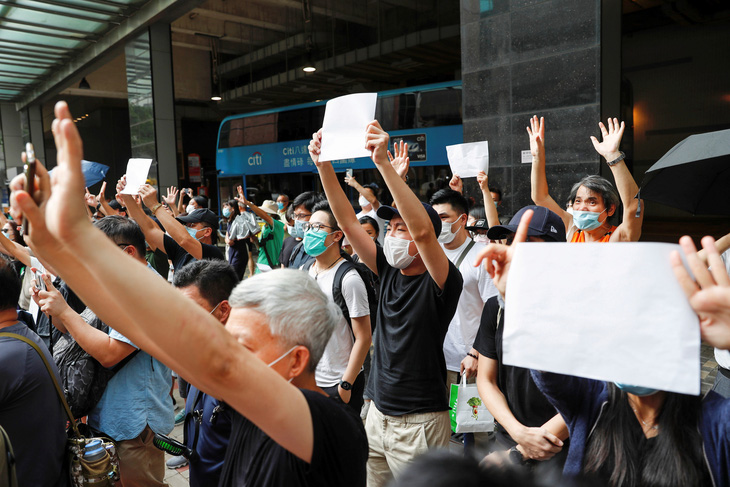 Cảnh sát Hong Kong được khám xét, theo dõi mà không cần lệnh của tòa như trước - Ảnh 1.