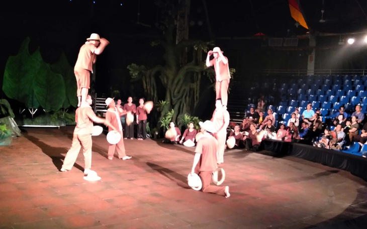 Xem Mekong Show, tiếc những hàng ghế còn trống - Ảnh 1.