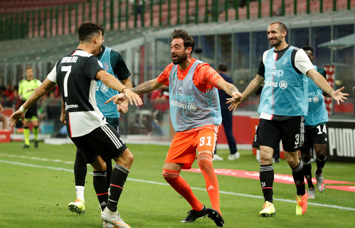 Ronaldo ghi bàn, Juventus vẫn thua ngược Milan dù dẫn trước 2-0 - Ảnh 2.