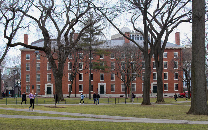 ĐH Harvard, Viện MIT kiện chính sách bắt du học sinh hồi hương là 