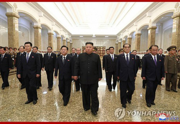 Ông Kim Jong Un viếng cung điện Mặt trời kỷ niệm ngày mất của ông nội - Ảnh 1.