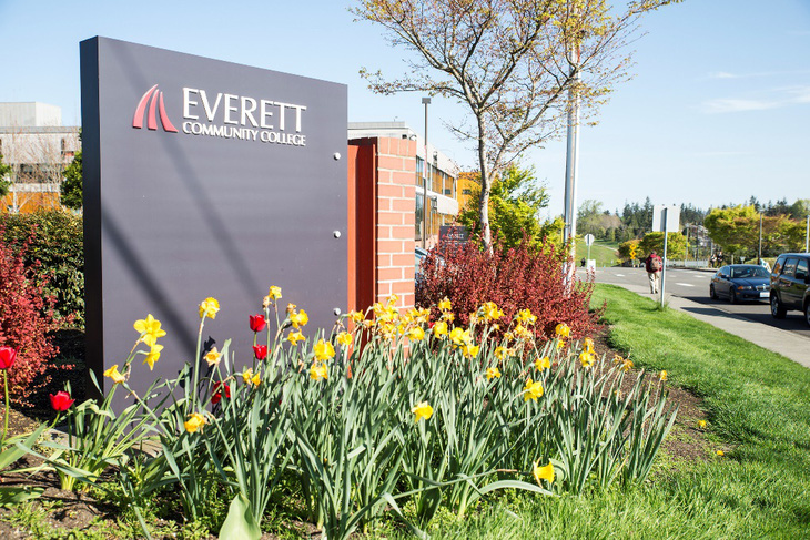 Cơ hội tốt nghiệp trường Top Mỹ năm 20 tuổi từ trường Everett - Ảnh 1.