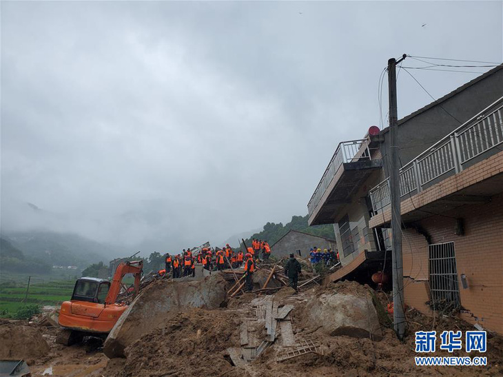 Sạt lở đất chôn vùi 9 người ở Trung Quốc - Ảnh 1.