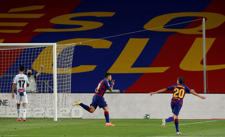 Suarez ghi bàn duy nhất, Barcelona tiễn ‘hàng xóm’ Espanyol xuống hạng - Ảnh 3.