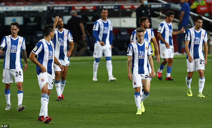 Suarez ghi bàn duy nhất, Barcelona tiễn ‘hàng xóm’ Espanyol xuống hạng - Ảnh 4.