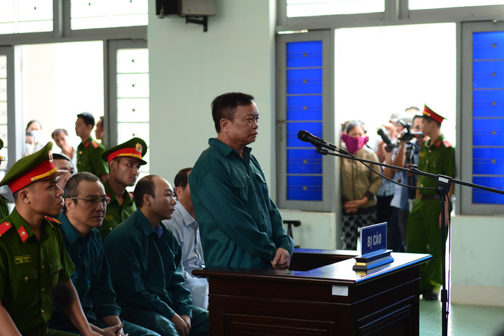Hoãn phiên xét xử nguyên chủ tịch UBND TP Phan Thiết cùng thuộc cấp - Ảnh 2.