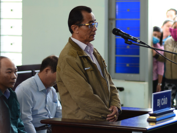 Hoãn phiên xét xử nguyên chủ tịch UBND TP Phan Thiết cùng thuộc cấp - Ảnh 1.