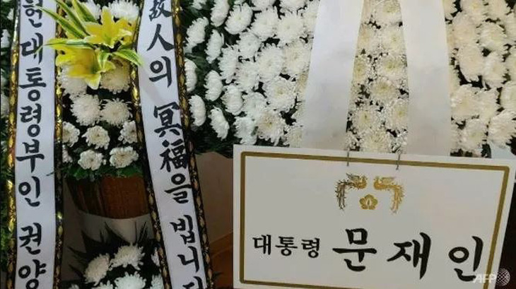 Tổng thống Hàn Quốc bị chỉ trích vì gửi hoa viếng mẹ của tội phạm tình dục - Ảnh 1.