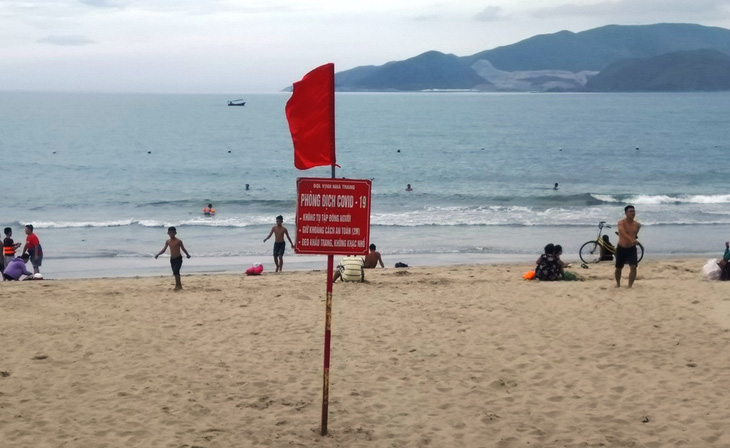 Hạn chế đông người ở biển Nha Trang, hạn chế thăm bệnh nhân - Ảnh 2.