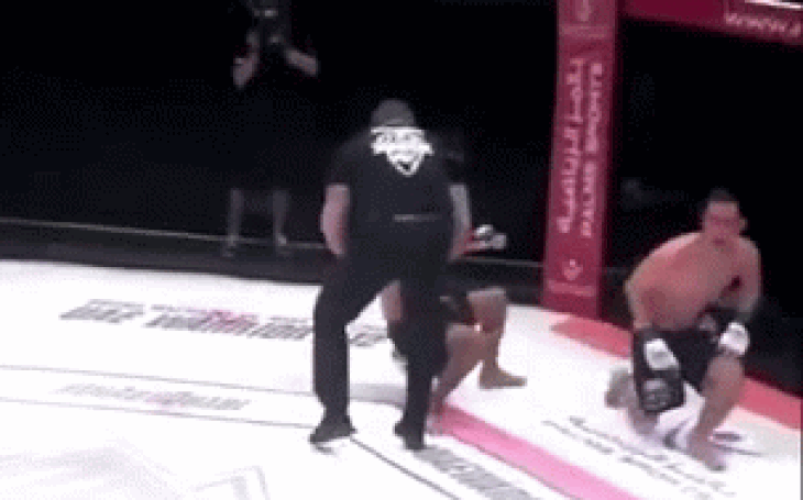 Video: Bị ngăn khi siết cổ đối thủ, võ sĩ MMA nổi quạu đẩy trọng tài