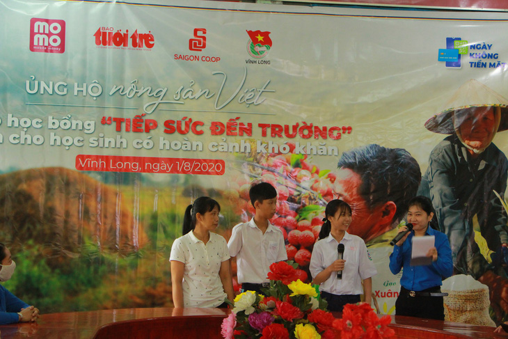 Học sinh Vĩnh Long nhận học bổng ‘Ủng hộ nông sản Việt’ - Ảnh 3.