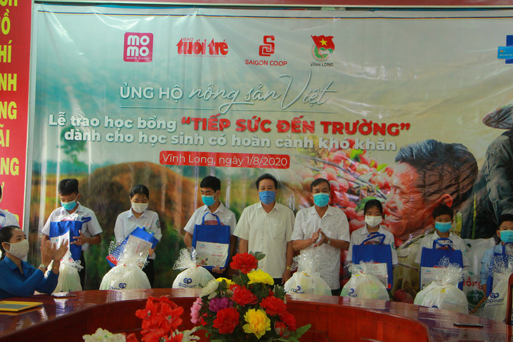 Học sinh Vĩnh Long nhận học bổng ‘Ủng hộ nông sản Việt’ - Ảnh 4.