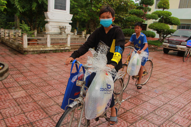 Học sinh Vĩnh Long nhận học bổng ‘Ủng hộ nông sản Việt’ - Ảnh 5.