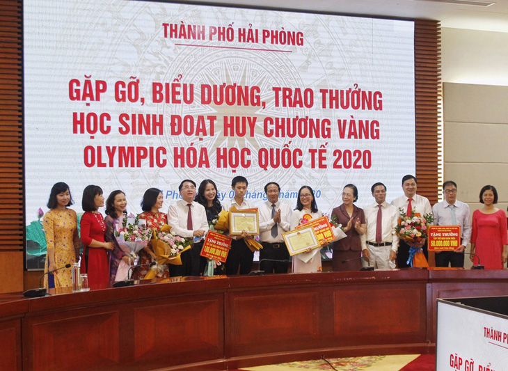 Hải Phòng chi gần 5 tỉ thưởng học sinh, giáo viên đoạt giải cao - Ảnh 1.