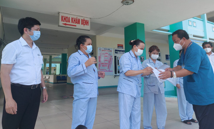 4 bệnh nhân COVID-19 ở Đà Nẵng ra viện - Ảnh 1.