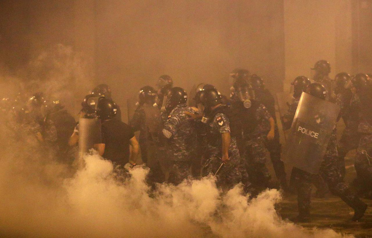 Cảnh sát Lebanon bắn hơi cay giải tán biểu tình - Ảnh 1.