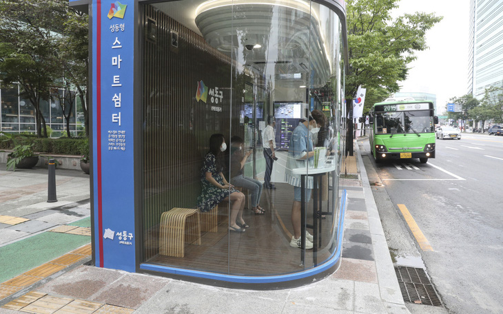 Hàn Quốc lắp đặt nhà chờ xe buýt thông minh chống lây nhiễm COVID-19