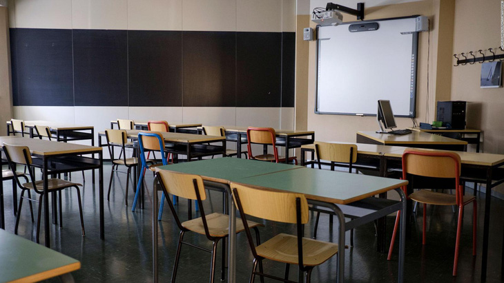 Trường học Italy cưa nhỏ bàn ghế để học sinh giãn cách xã hội - Ảnh 1.
