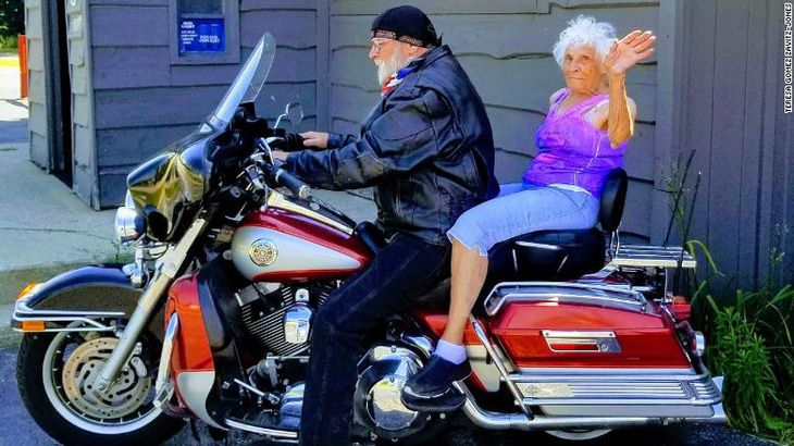 Hết cách ly, cụ bà 103 tuổi ngồi sau môtô đi xăm chú ếch trên tay làm kỷ niệm - Ảnh 3.