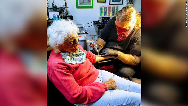 Hết cách ly, cụ bà 103 tuổi ngồi sau môtô đi xăm chú ếch trên tay làm kỷ niệm - Ảnh 1.