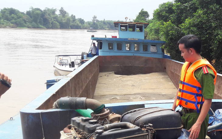 Vây bắt cát tặc, một công an chết đuối vì bị chủ ghe đánh chìm ghe