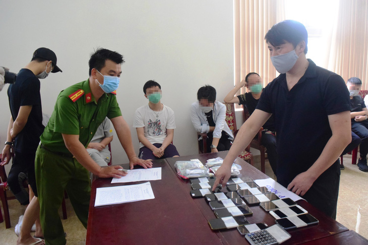 Bắt 7 người Trung Quốc có hành vi đánh bạc qua mạng - Ảnh 1.