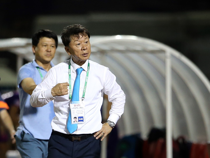 Sau hai tuần xin nghỉ, HLV Chung Hae Soung trở lại dẫn dắt CLB TP.HCM - Ảnh 1.