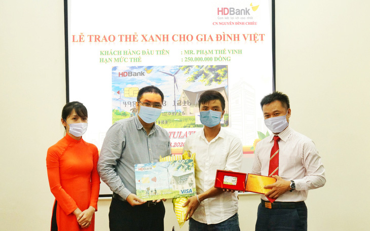 HDBank trao “Thẻ Xanh cho gia đình Việt” cho khách hàng đầu tiên