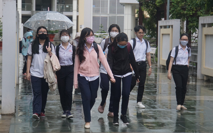 Thủ tướng yêu cầu người dân TP.HCM và Hà Nội thực hiện nghiêm việc đeo khẩu trang
