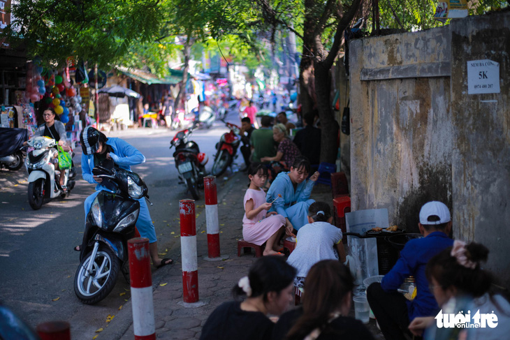 Quán nem bà còng không bàn, không bát, nức tiếng Hà thành 20 năm - Ảnh 4.