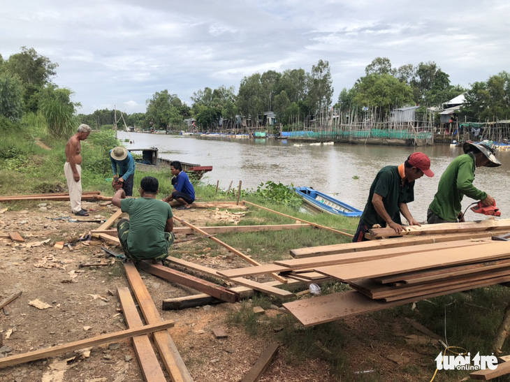 Chốt nhà sàn vượt lũ của biên phòng An Giang để chống dịch COVID-19 - Ảnh 3.