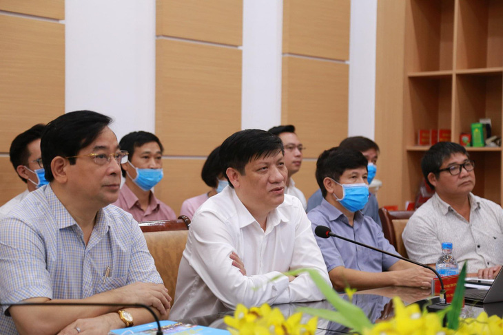 4 giáo sư đầu ngành vào Huế, Quảng Nam cứu bệnh nhân COVID-19 nặng - Ảnh 1.