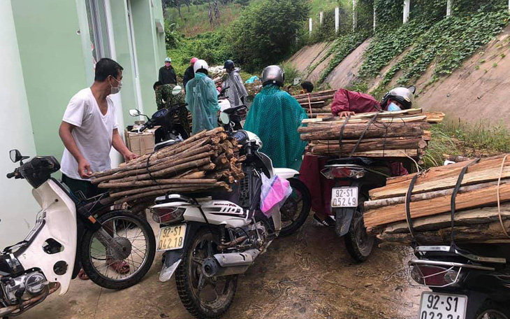 Đoàn thanh niên góp củi cho khu cách ly