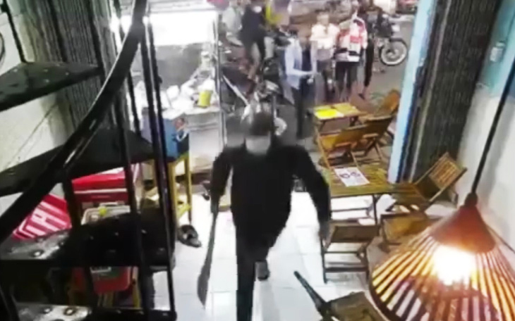 Video nhóm người cầm hung khí đập phá quán trà sữa ở quận Bình Tân