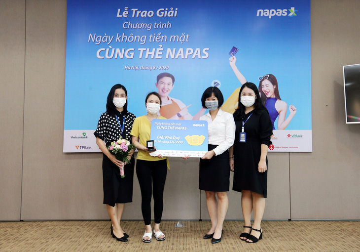 Napas trao giải cho khách hàng trúng thưởng chương trình Ngày không tiền mặt cùng thẻ NAPAS - Ảnh 1.