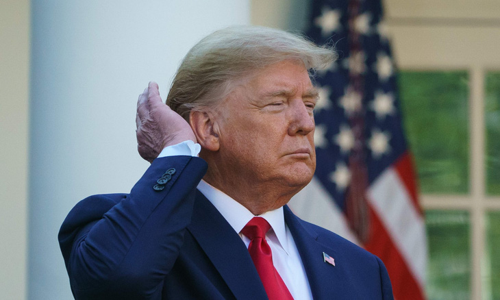 Ông Trump than vòi sen yếu, ảnh hưởng tới mái tóc hoàn hảo của mình - Ảnh 1.