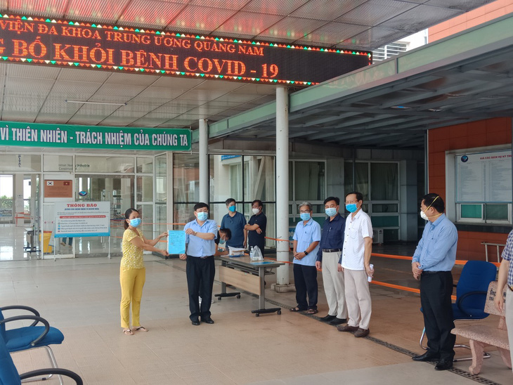 Hai bệnh nhân COVID-19 ở Quảng Nam đã khỏi bệnh xuất viện - Ảnh 1.