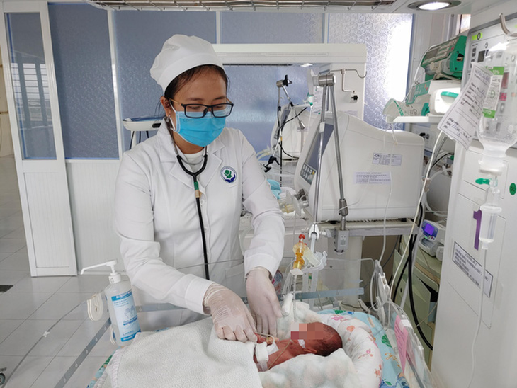 Cứu sống trẻ sinh non 0,8kg bị thủng tạng bẩm sinh - Ảnh 1.
