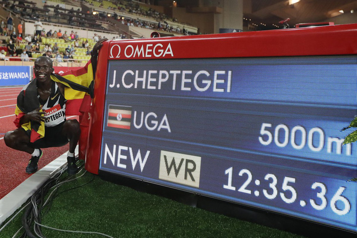 Joshua Cheptegei phá kỉ lục thế giới tồn tại 16 năm ở cự ly 5.000m - Ảnh 1.