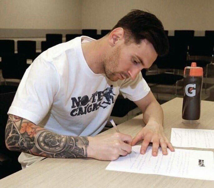 Dân mạng chế cảnh Messi viết thư chia tay mối tình đầu sau trận Barca thảm bại 2-8 - Ảnh 1.