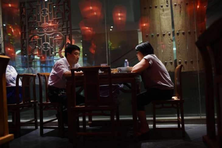 Bắt khách cân trước khi ăn, nhà hàng Trung Quốc nhận chỉ trích dữ dội - Ảnh 1.