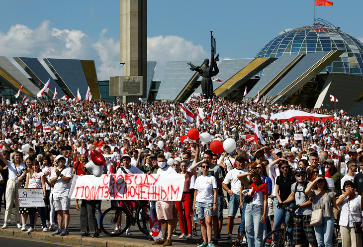 Hàng chục ngàn người tuần hành vì tự do ở Belarus - Ảnh 1.