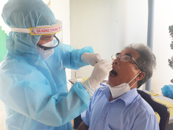 Quảng Nam lấy mẫu xét nghiệm 300 cán bộ y tế chống dịch tuyến đầu - Ảnh 1.