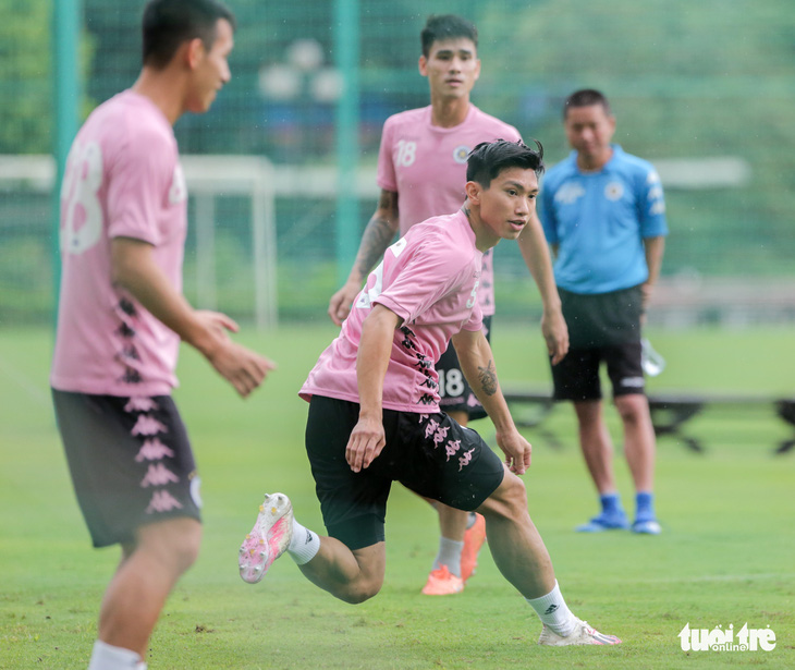 Đoàn Văn Hậu trở lại tập luyện cùng Hà Nội FC với 3 hình xăm và khuyên tai - Ảnh 2.
