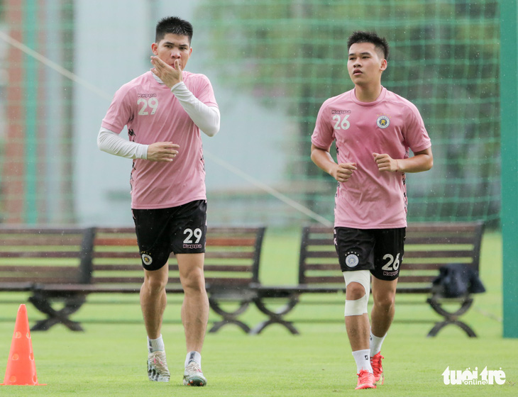 Đoàn Văn Hậu trở lại tập luyện cùng Hà Nội FC với 3 hình xăm và khuyên tai - Ảnh 7.