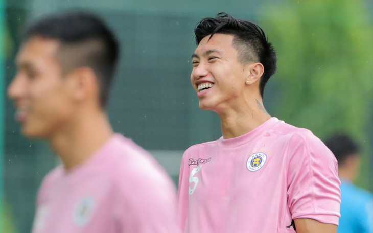 Đoàn Văn Hậu trở lại tập luyện cùng Hà Nội FC với 3 hình xăm và khuyên tai