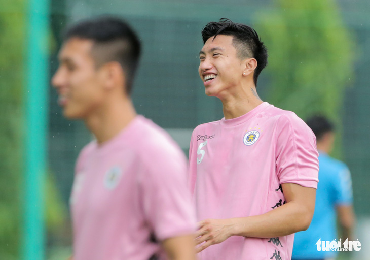 Đoàn Văn Hậu trở lại tập luyện cùng Hà Nội FC với 3 hình xăm và khuyên tai - Ảnh 1.