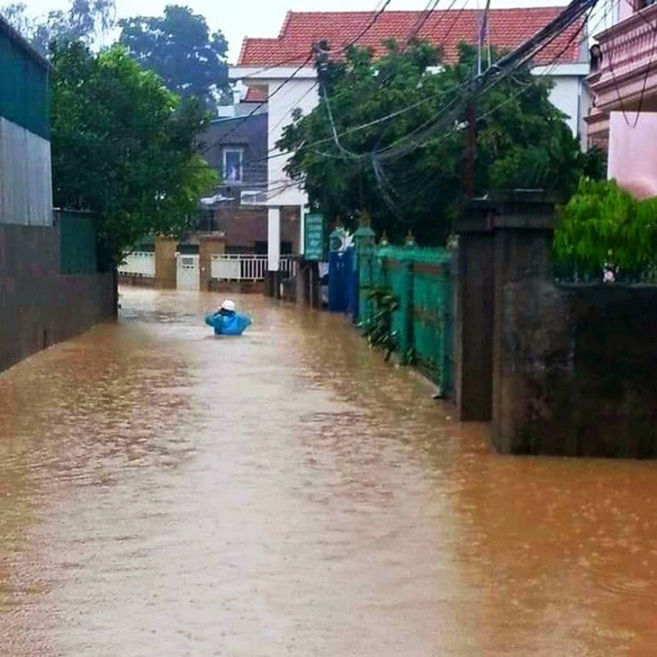 Nhiều nơi tại Quảng Ninh ngập cả mét vì mưa lớn - Ảnh 5.