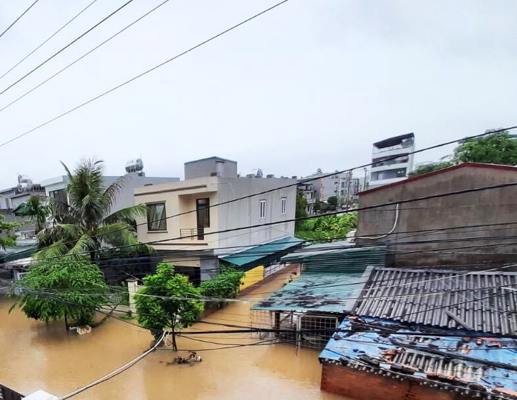 Nhiều nơi tại Quảng Ninh ngập cả mét vì mưa lớn - Ảnh 1.