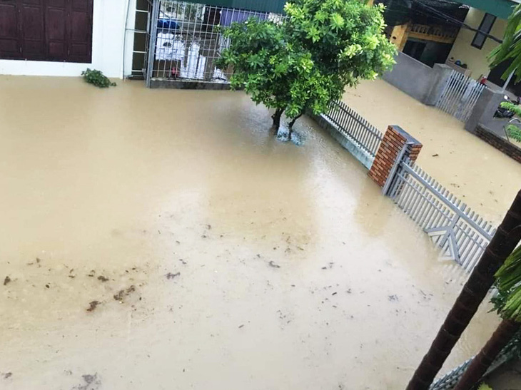 Nhiều nơi tại Quảng Ninh ngập cả mét vì mưa lớn - Ảnh 2.